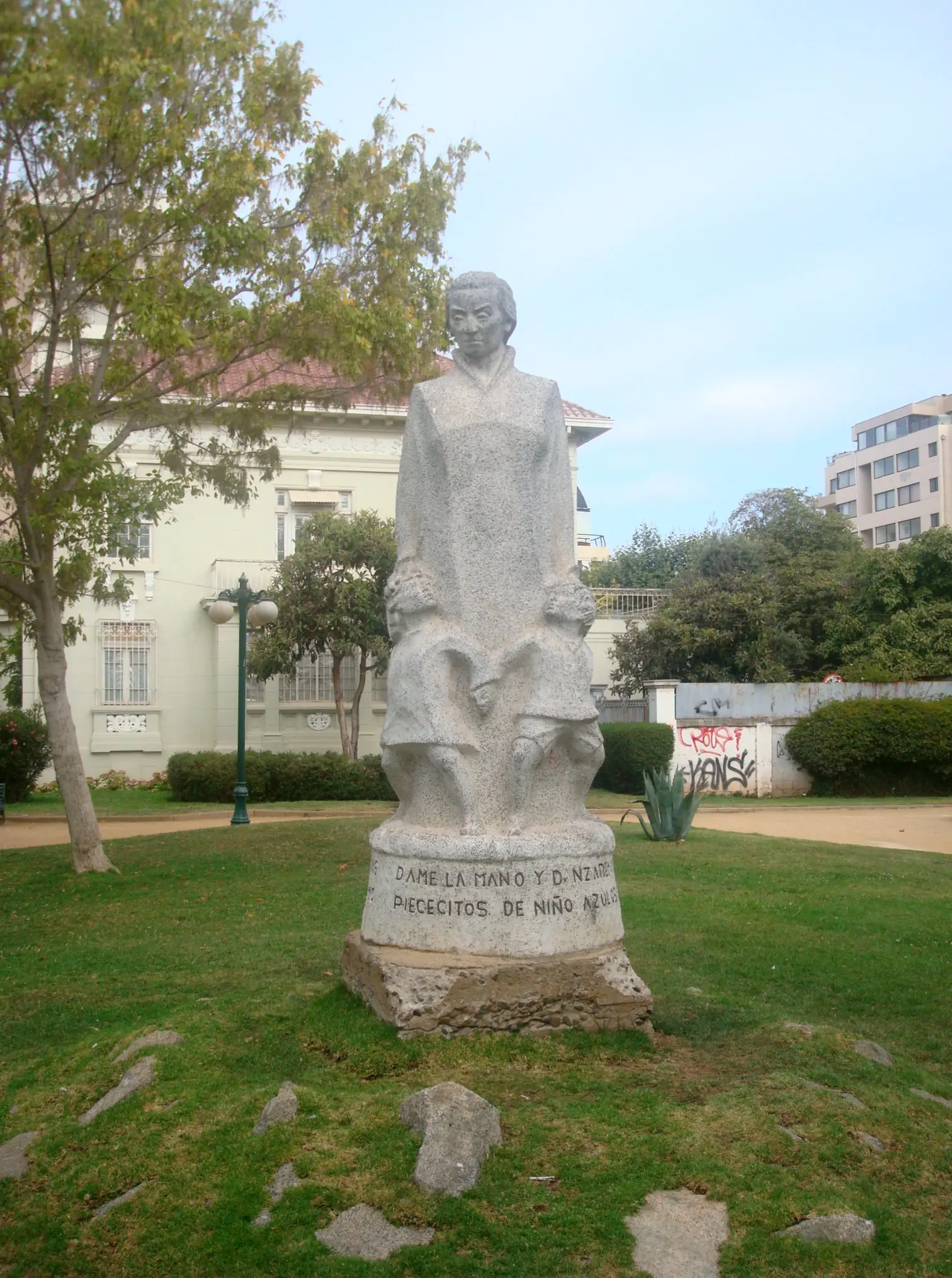monumento gabriela mistral - Qué imagen de Gabriela Mistral se muestra en el monumento